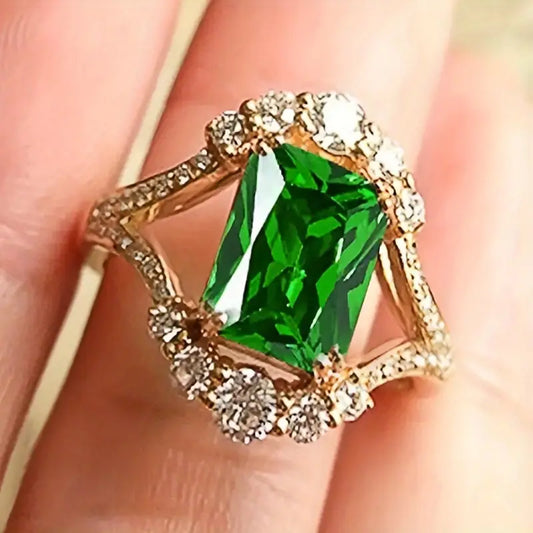 Anel Elegante com Pedra de Esmeralda