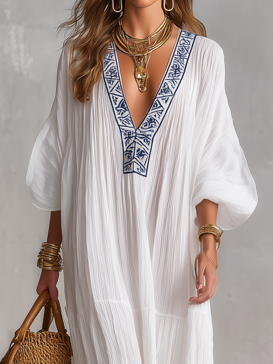 Vestido caftão maxi branco bordado boémio com decote em V e textura amarrotada