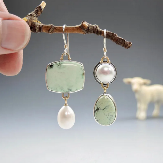 Brincos assimétricos de pérola e esmalte verde
