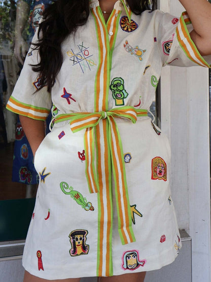 MINIVESTIDO COM ESTAMPADO GRÁFICO VINTAGE E CINTO DE ATAR