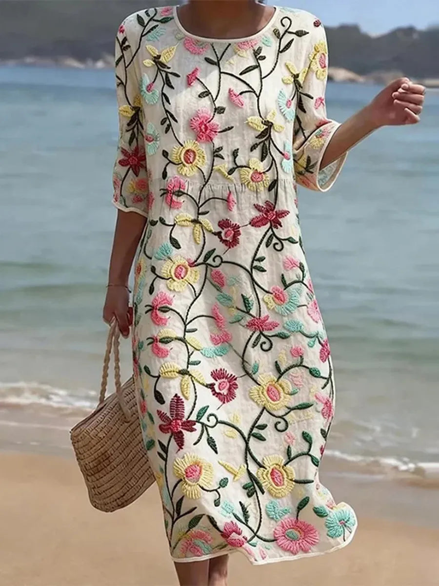 Vestido informal de mulher com estampado floral.