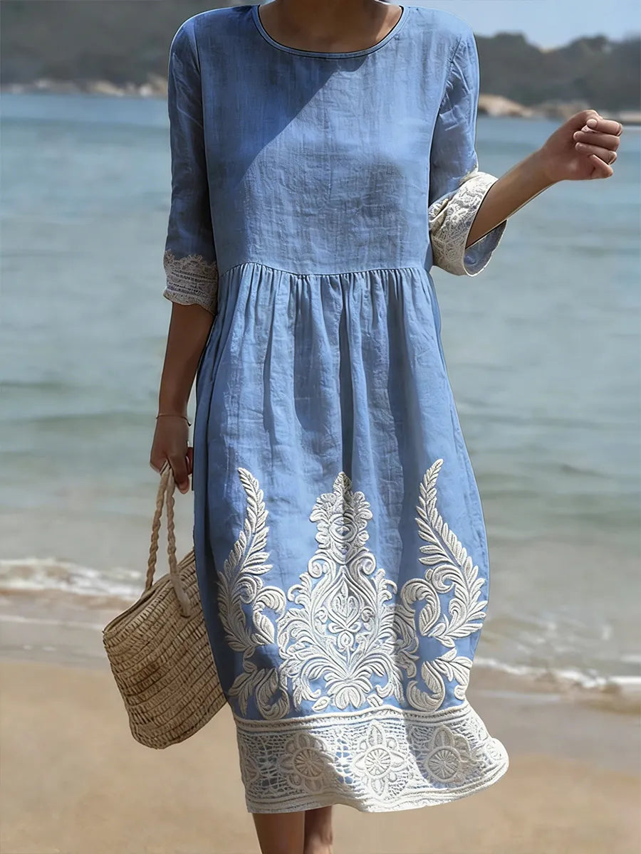 Vestido informal feminino com estampado floral.