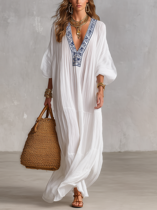 Vestido caftão maxi branco bordado boémio com decote em V e textura amarrotada
