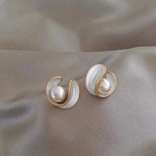 Brincos Elegantes em Ouro com Opala Branca e Pérola