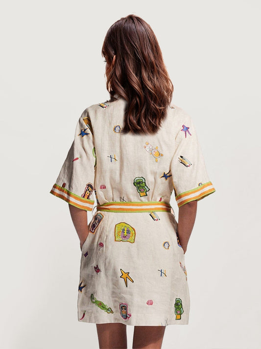 MINIVESTIDO COM ESTAMPADO GRÁFICO VINTAGE E CINTO DE ATAR