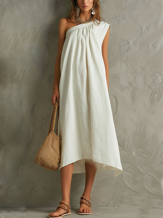 Vestido maxi branco minimalista com um só ombro e ambiente de resort