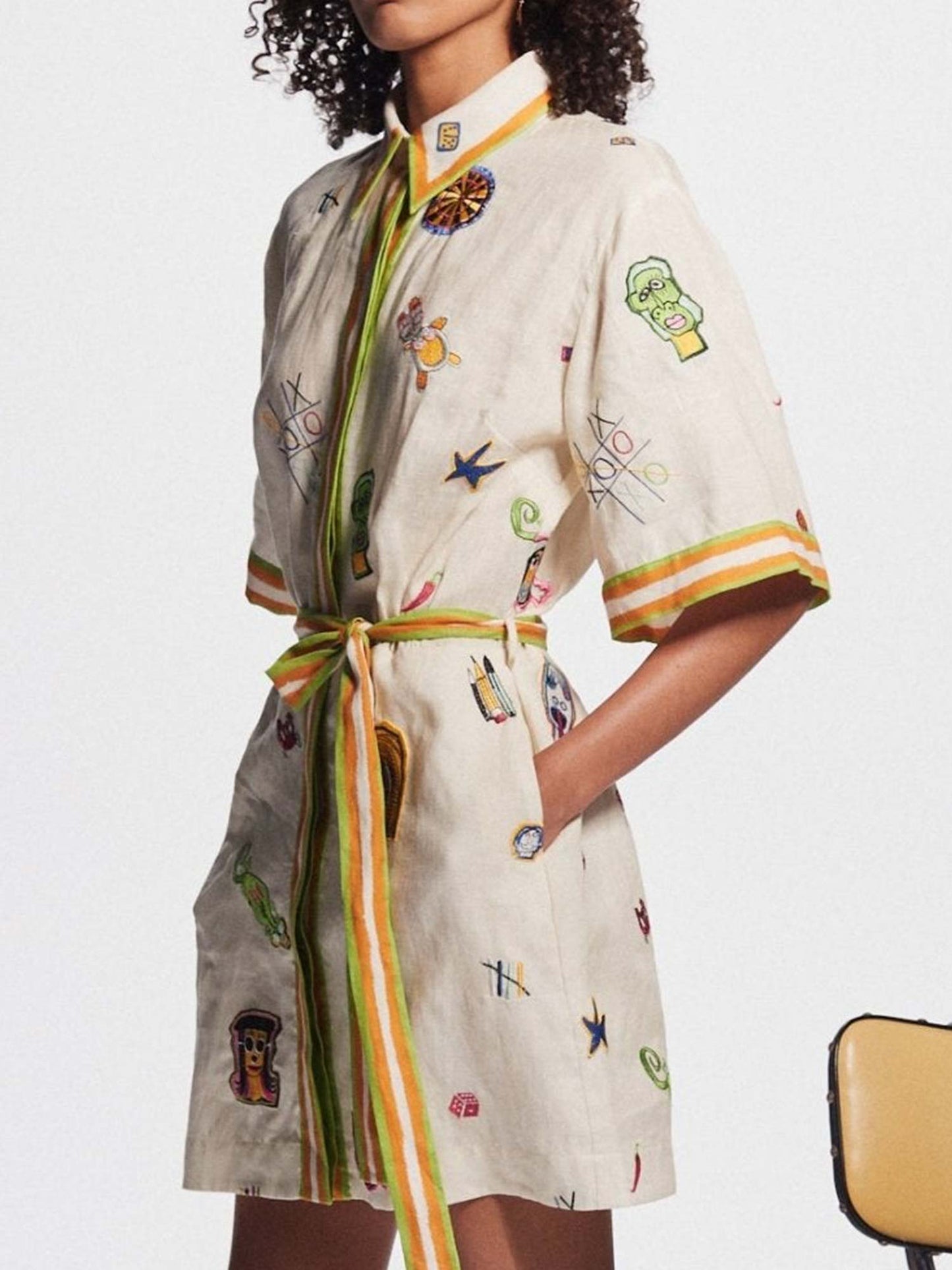 MINIVESTIDO COM ESTAMPADO GRÁFICO VINTAGE E CINTO DE ATAR