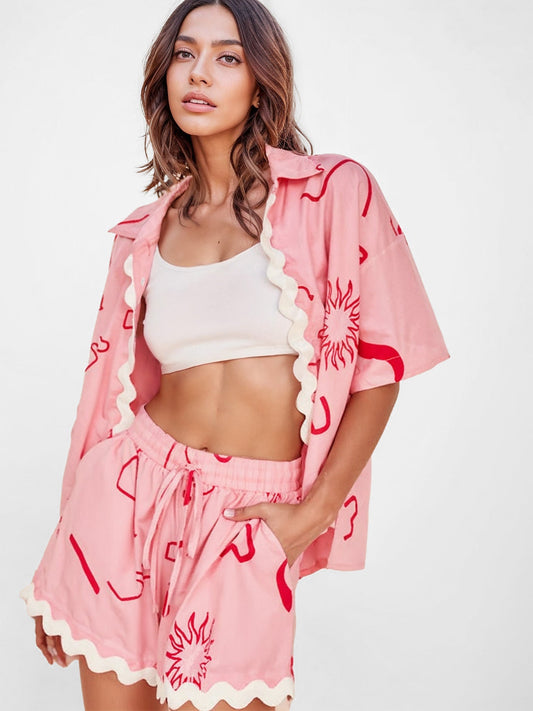 CONJUNTO DE CAMISA E CALÇÕES COM DETALHE ONDULADO