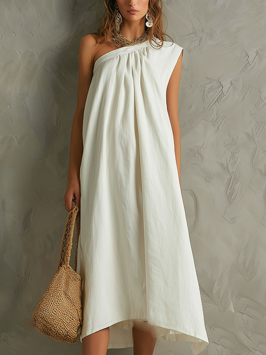 Vestido maxi branco minimalista com um só ombro e ambiente de resort