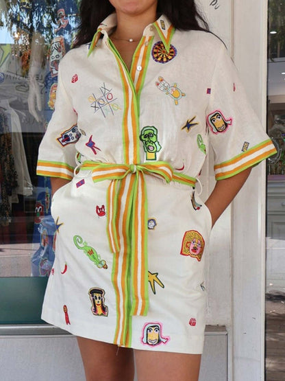 MINIVESTIDO COM ESTAMPADO GRÁFICO VINTAGE E CINTO DE ATAR