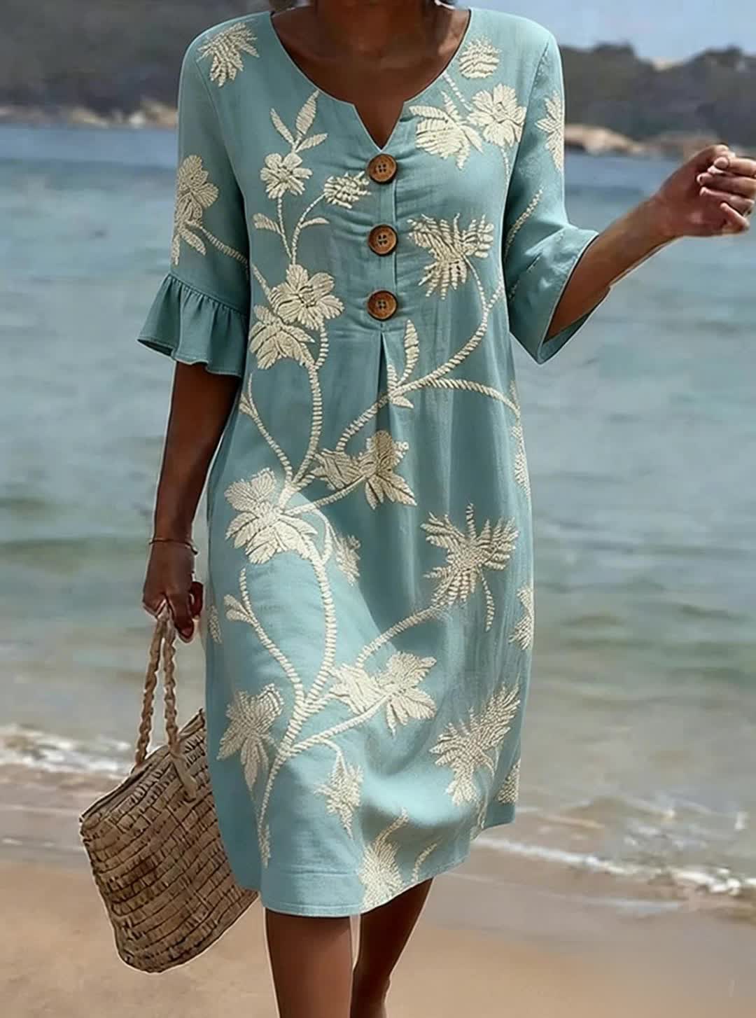 Vestido informal de mulher com estampado floral.