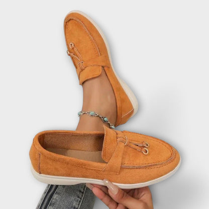 Mocassins Femininos Beiges com Cordão Decorativo