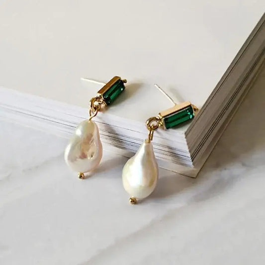 Brincos com Pérolas e Esmeraldas em Ouro