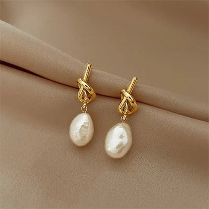 Brincos Elegantes com Pérolas Barrocas em Ouro