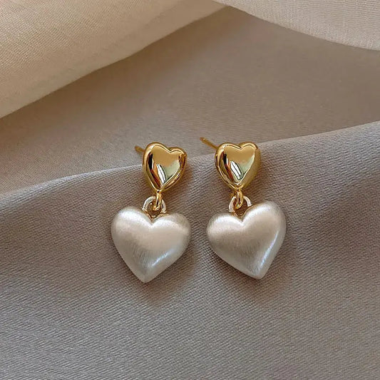 Brincos Elegantes de Coração de Pérola Dourada